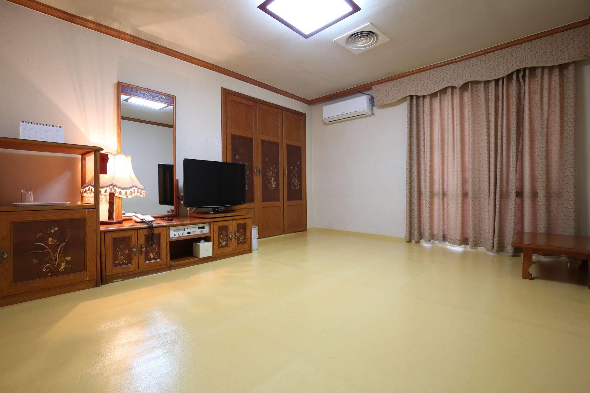 Boeun Lake Hills Hotel Songnisan מראה חיצוני תמונה